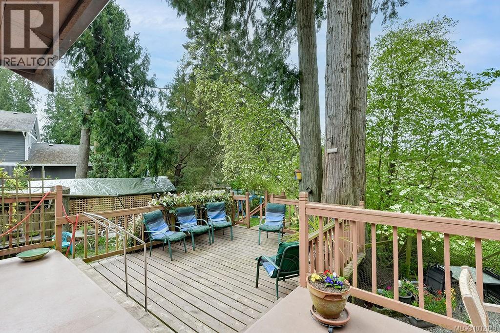 9236 PINETREE RD - 32