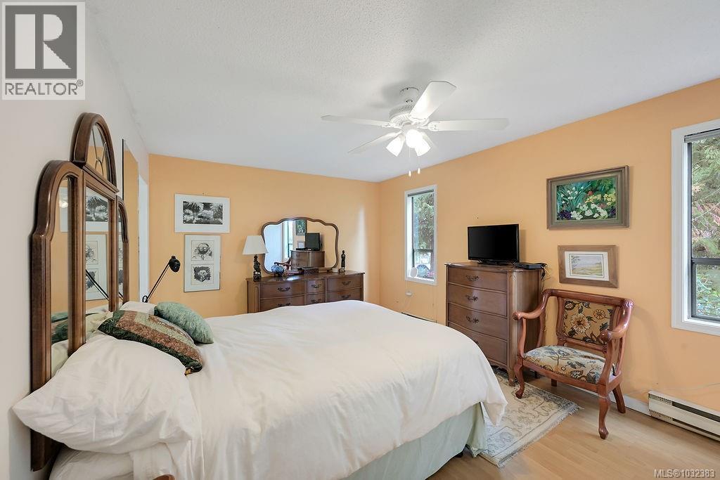 9236 PINETREE RD - 34