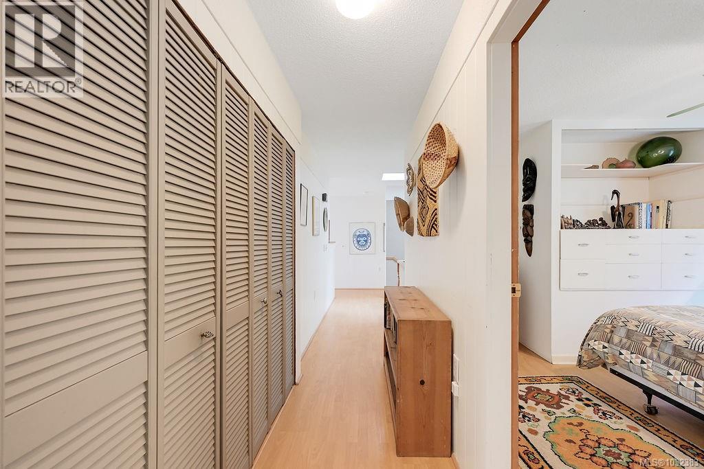 9236 PINETREE RD - 44