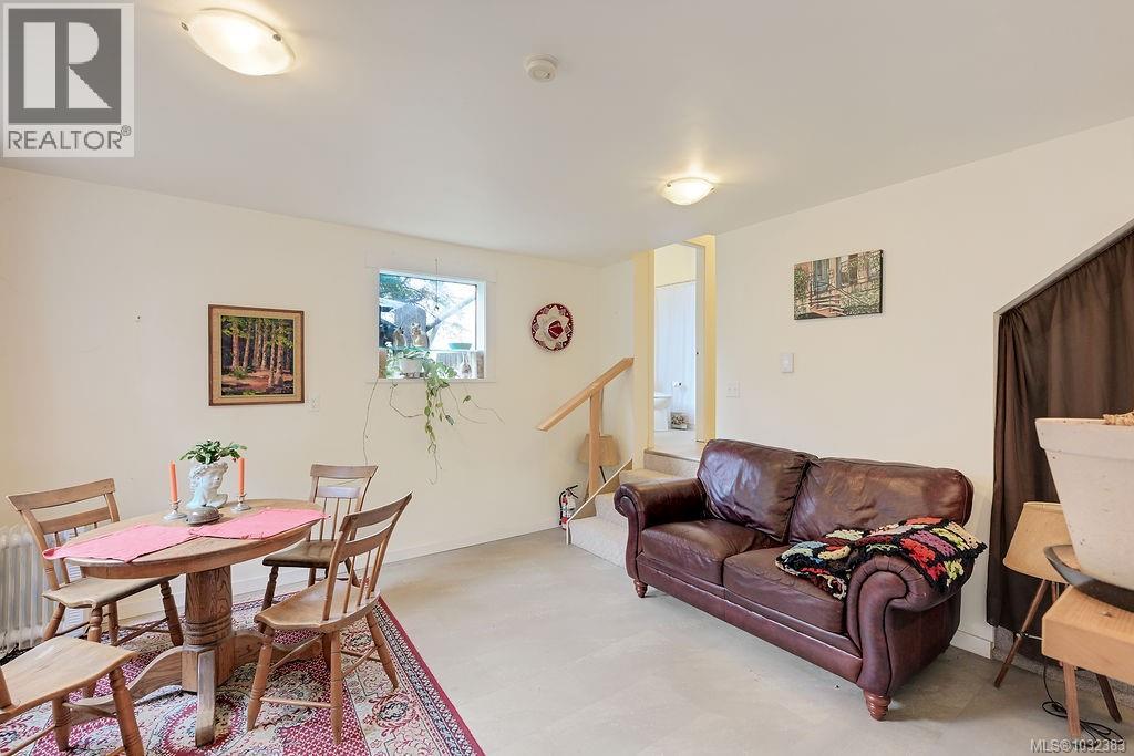 9236 PINETREE RD - 47