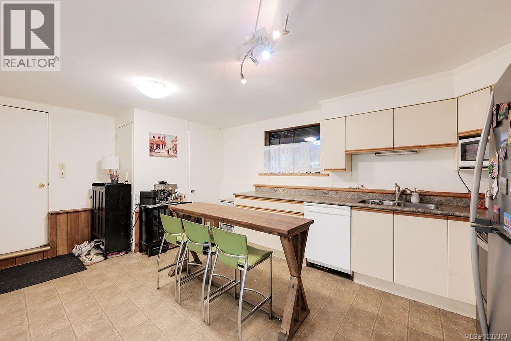 9236 PINETREE RD - 68