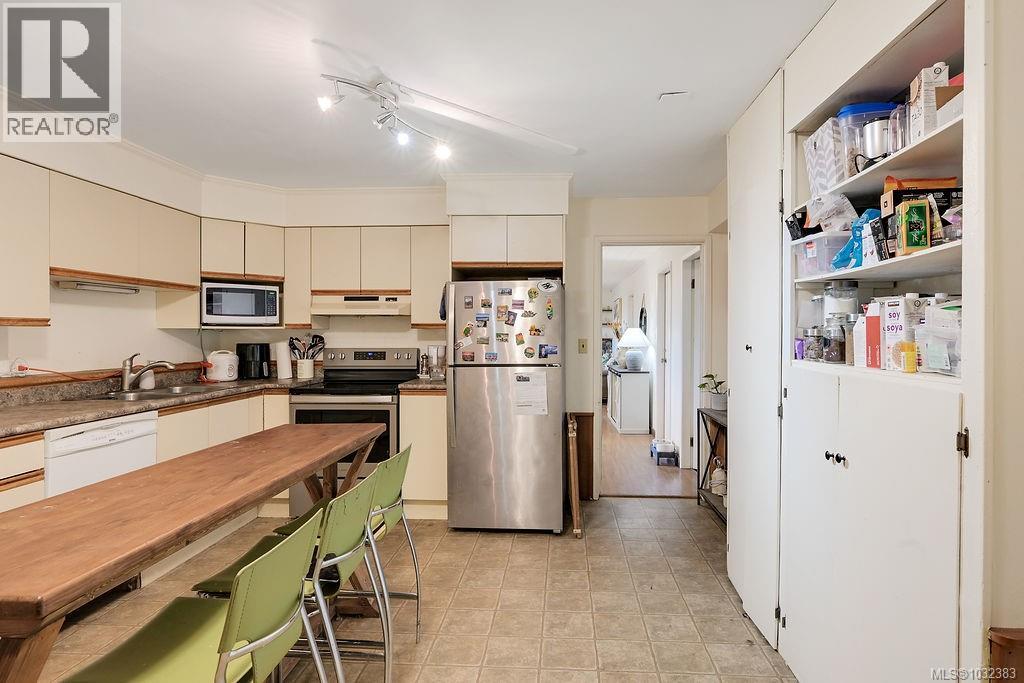 9236 PINETREE RD - 71