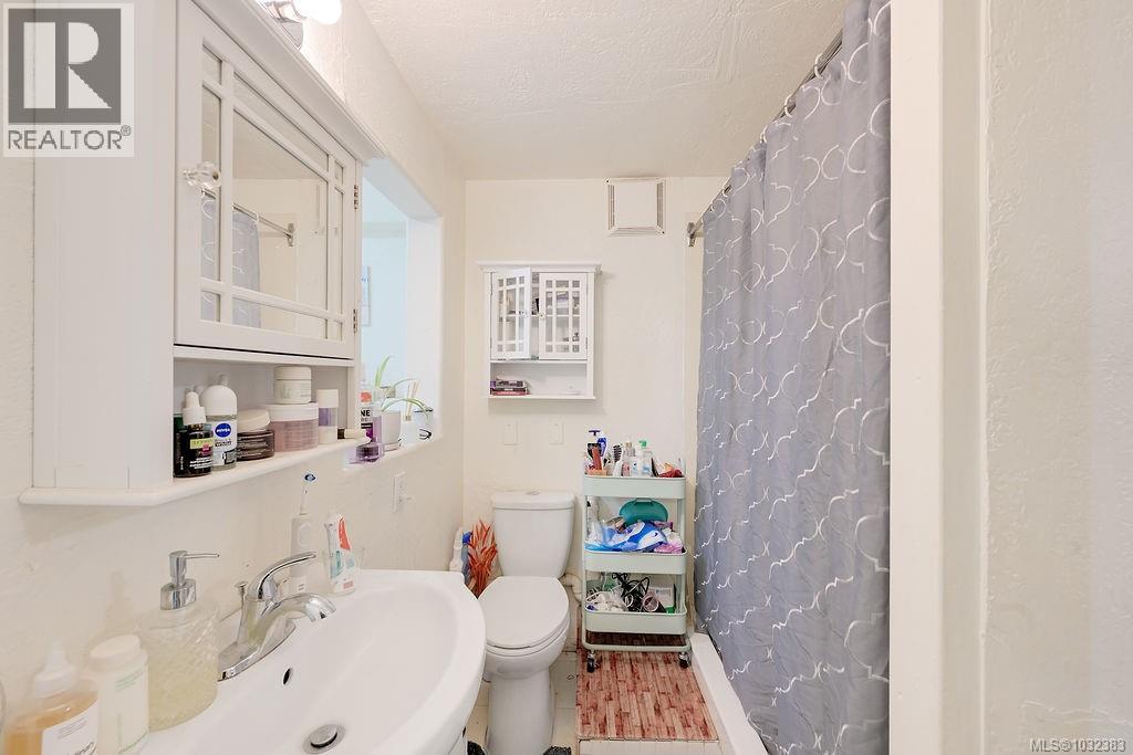 9236 PINETREE RD - 72