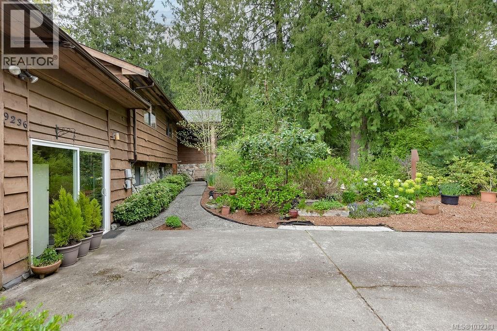 9236 PINETREE RD - 77