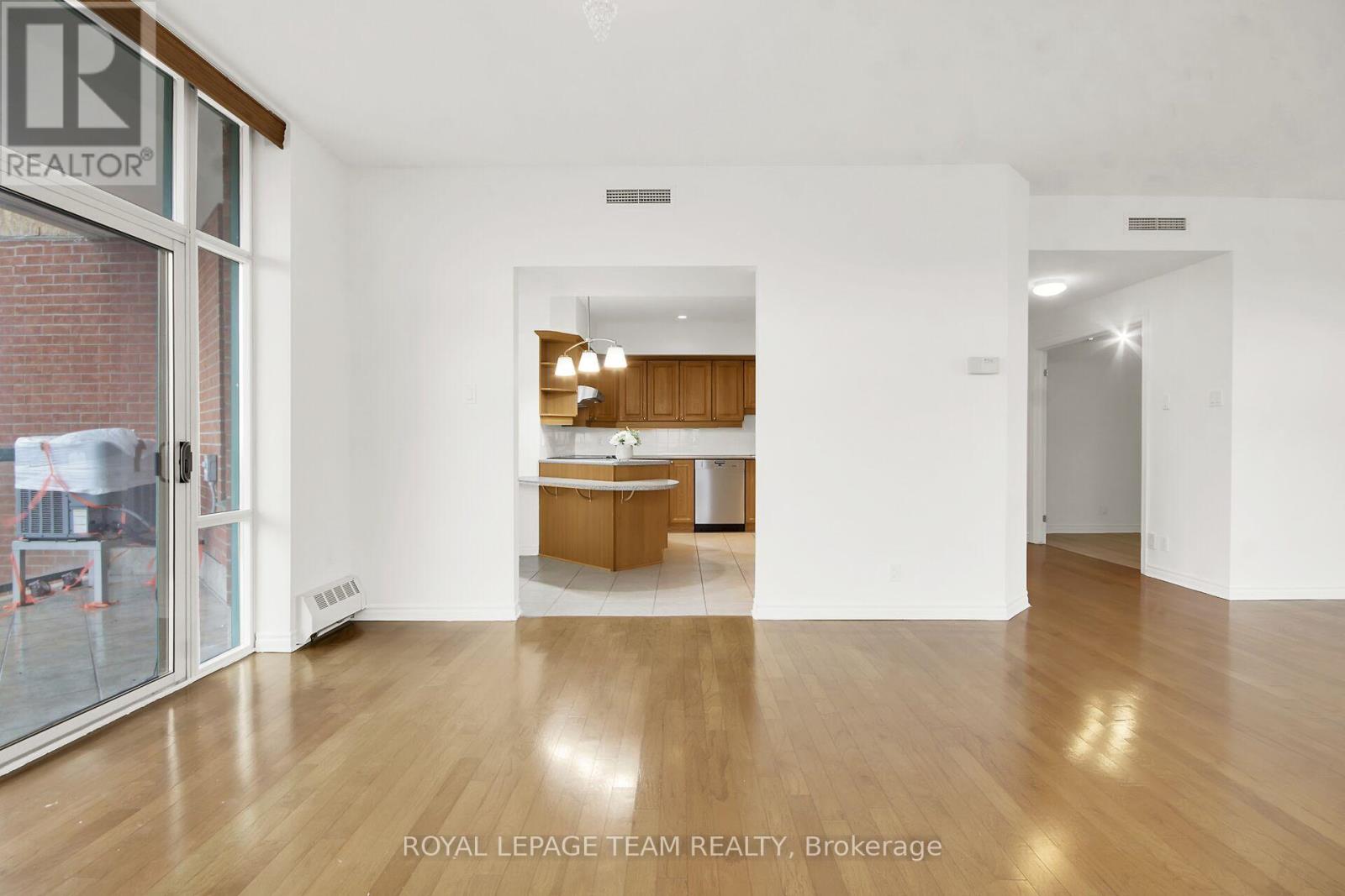 Dining to kitchen