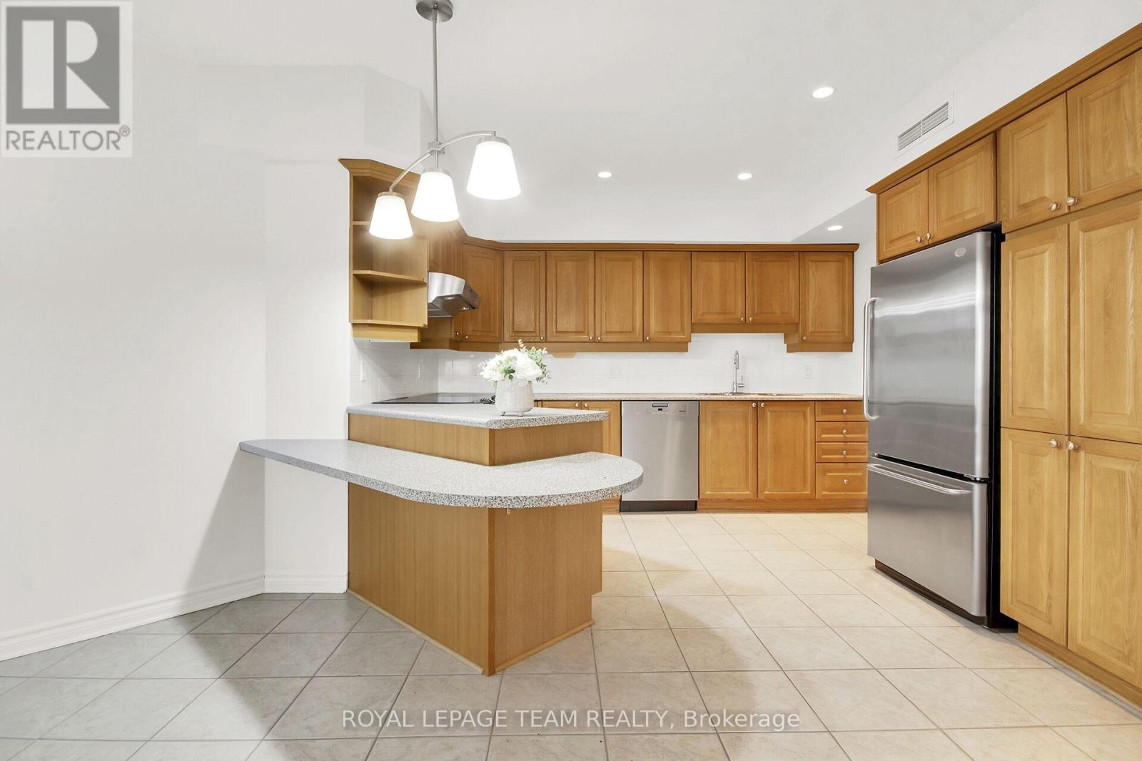 Spacious kitchen with breakfast bar