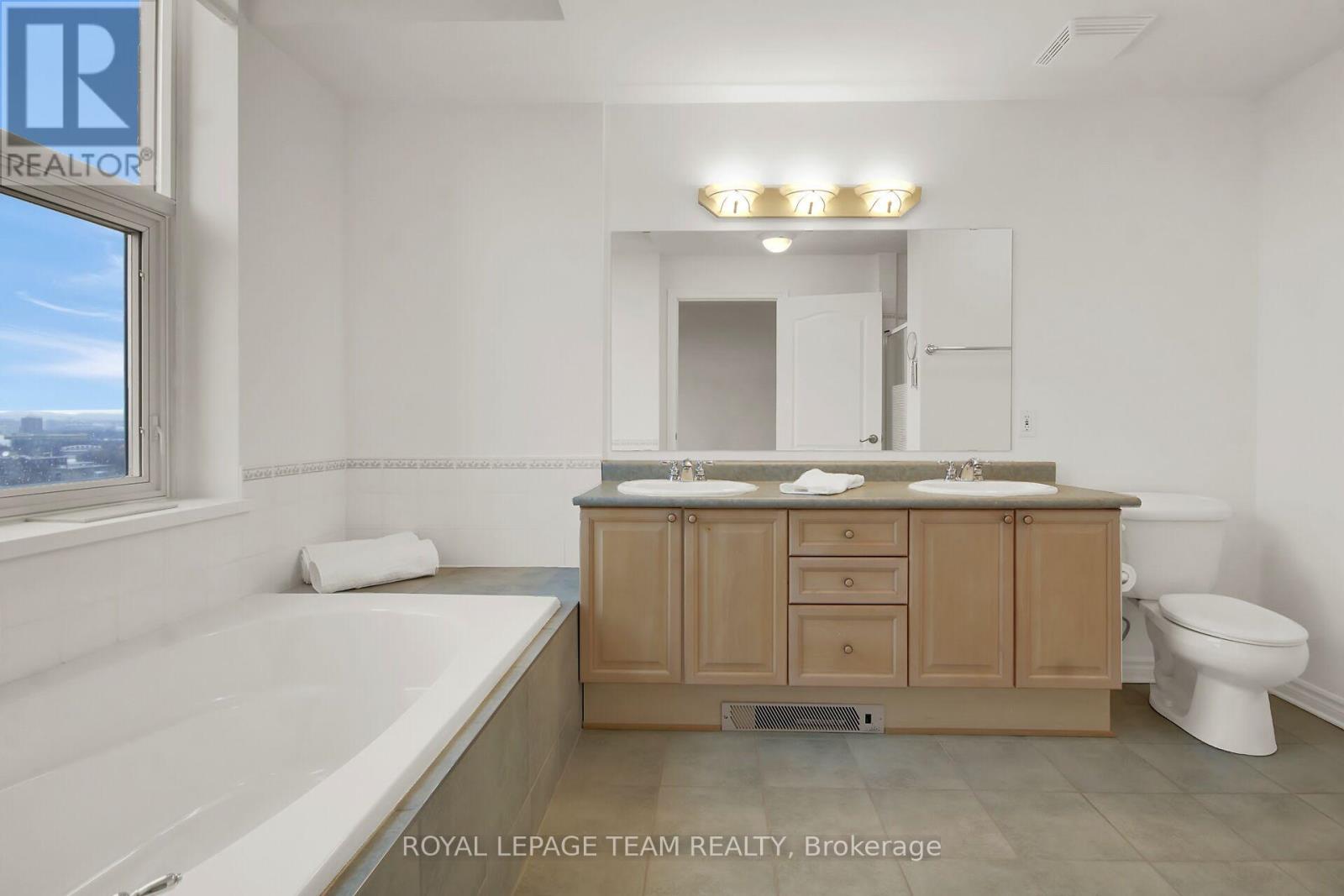 5 piece ensuite with double sinks