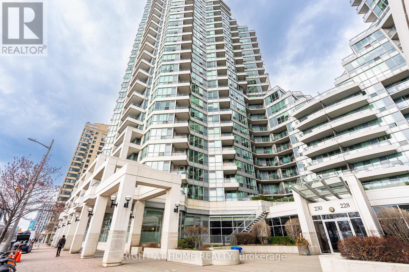 Listing photo of 918 - 230 QUEENS QUAY W