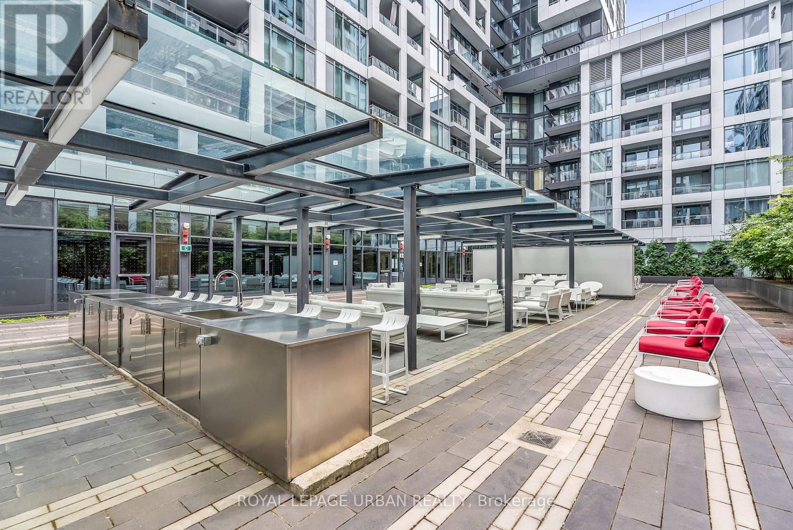#611 27 BATHURST STREET - 34