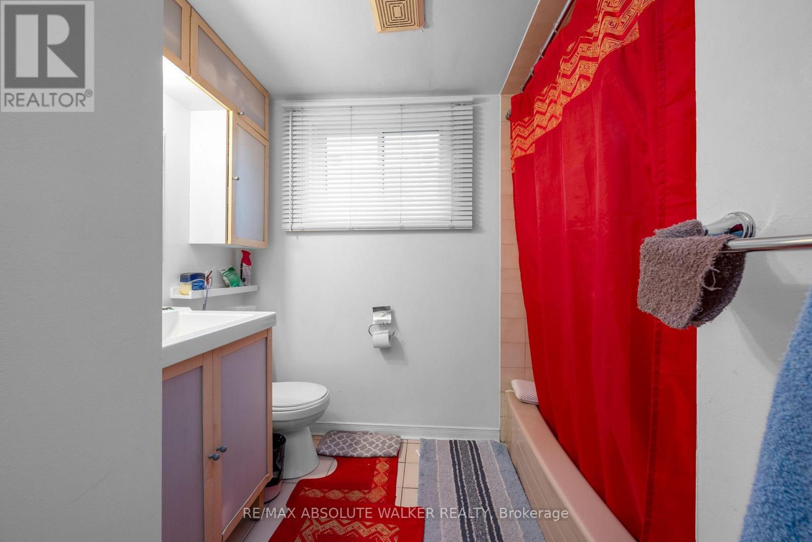 375 ST. DENIS STREET - 8