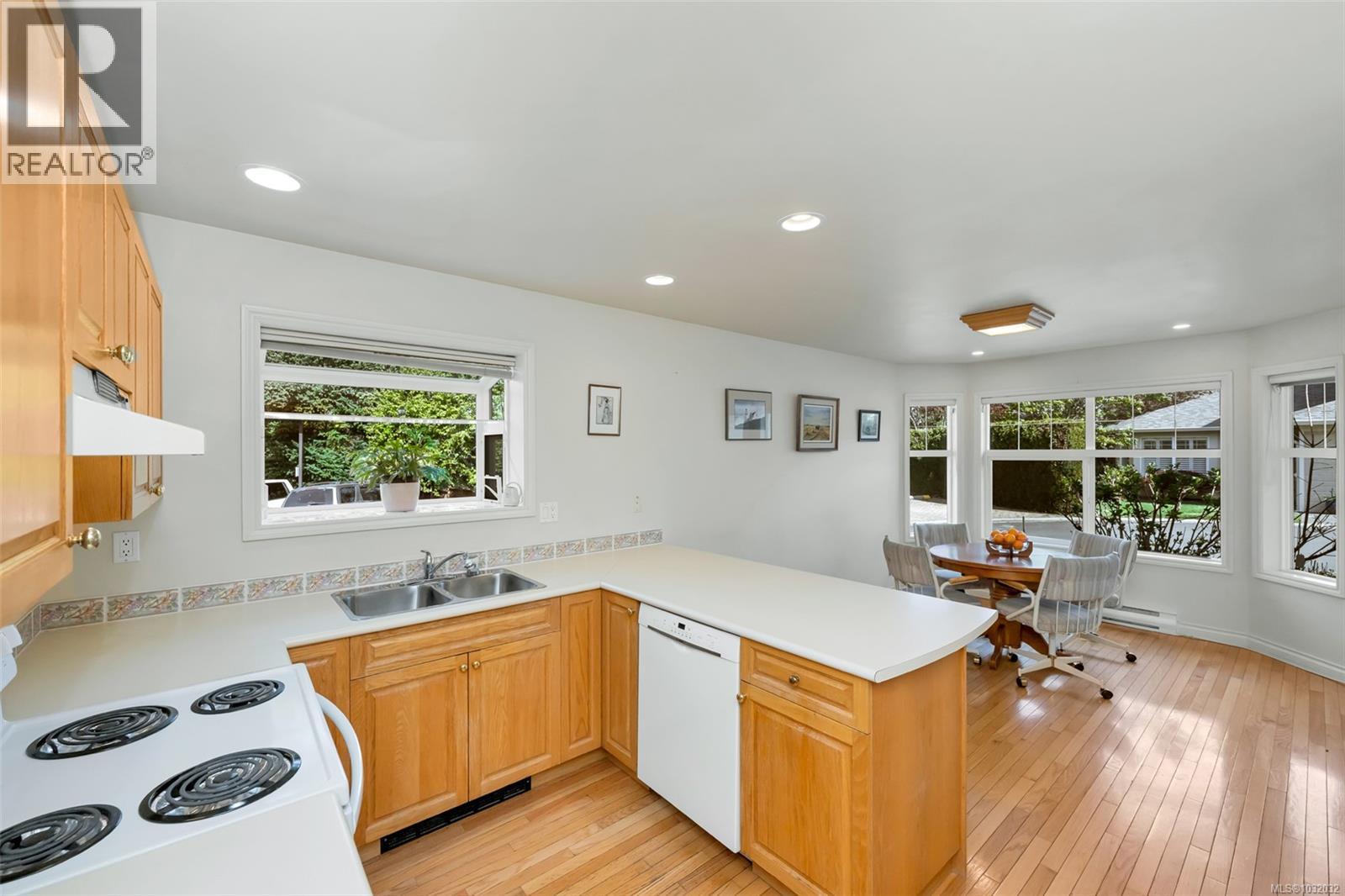 #16 4383 TORQUAY DR - 15