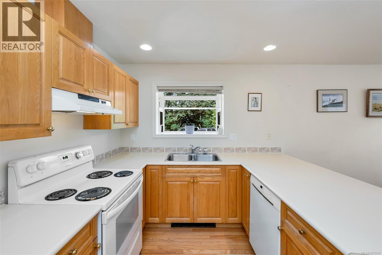 #16 4383 TORQUAY DR - 18