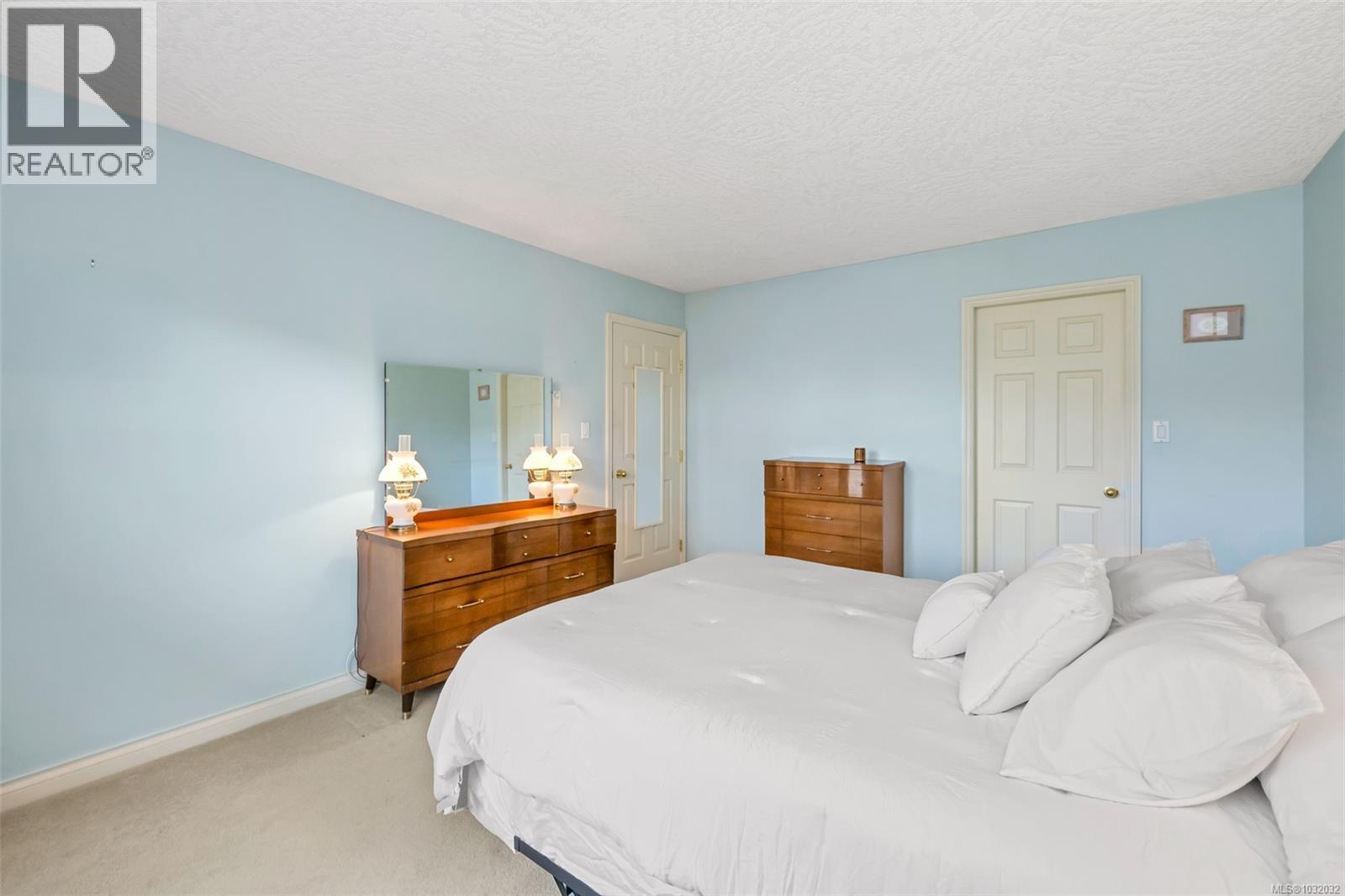 #16 4383 TORQUAY DR - 27