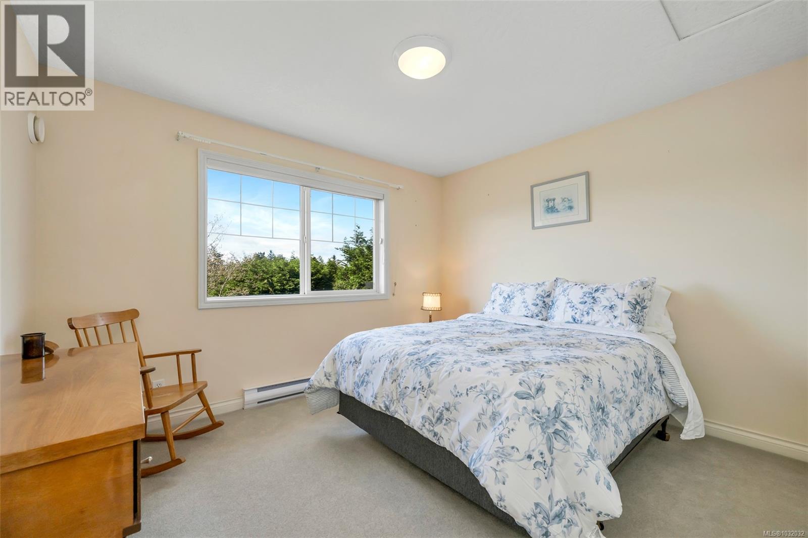 #16 4383 TORQUAY DR - 35