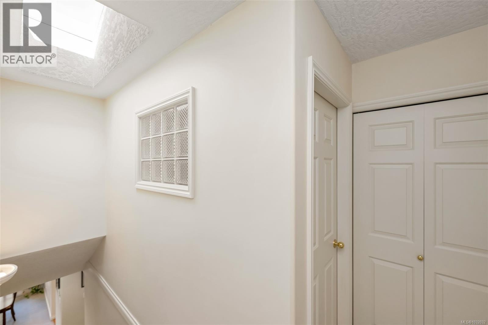 #16 4383 TORQUAY DR - 37