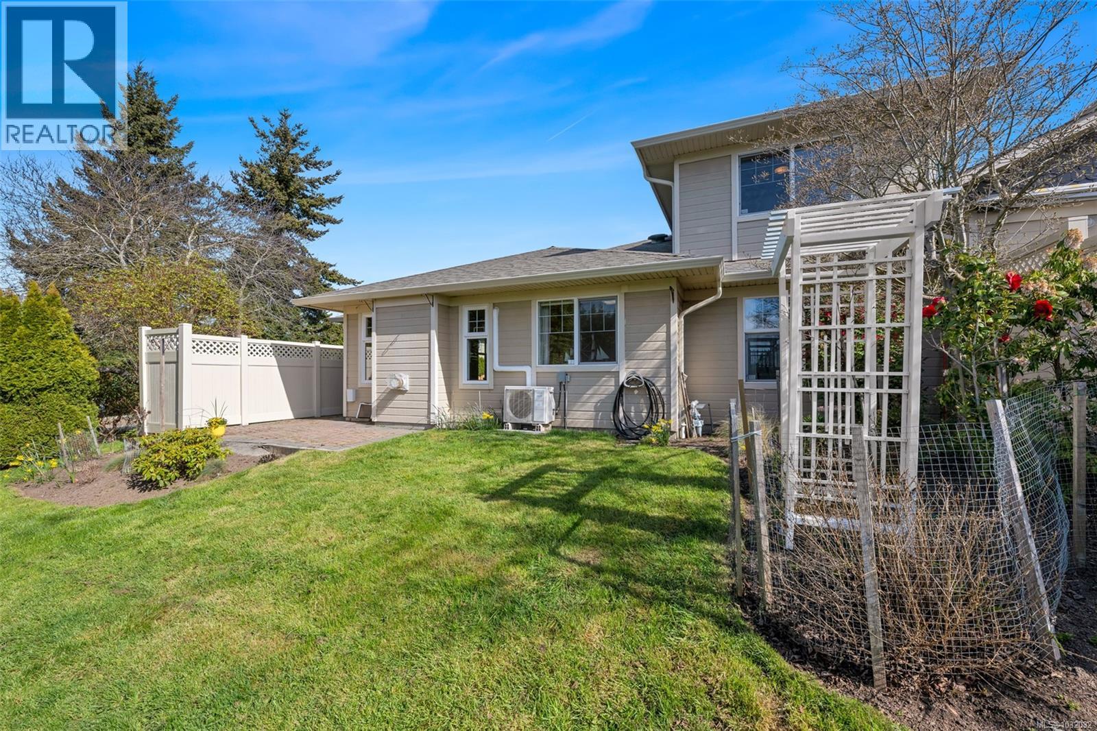 #16 4383 TORQUAY DR - 6