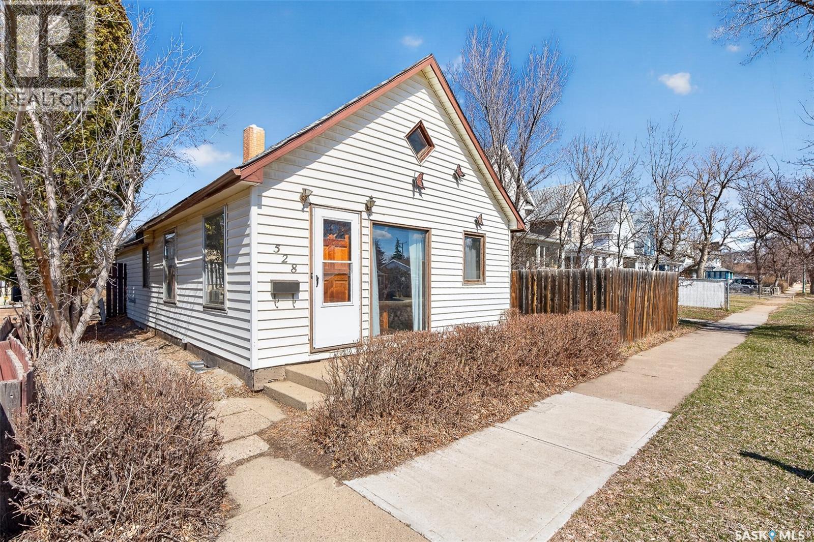 528 Ominica STREET E - 1