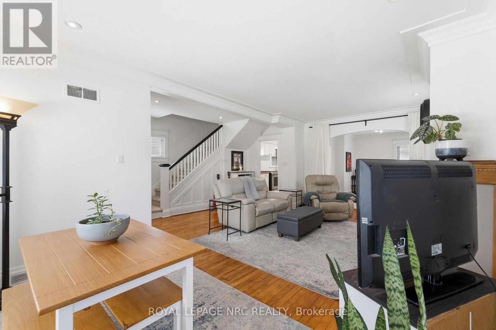 7 HIGHLAND GARDENS - 11