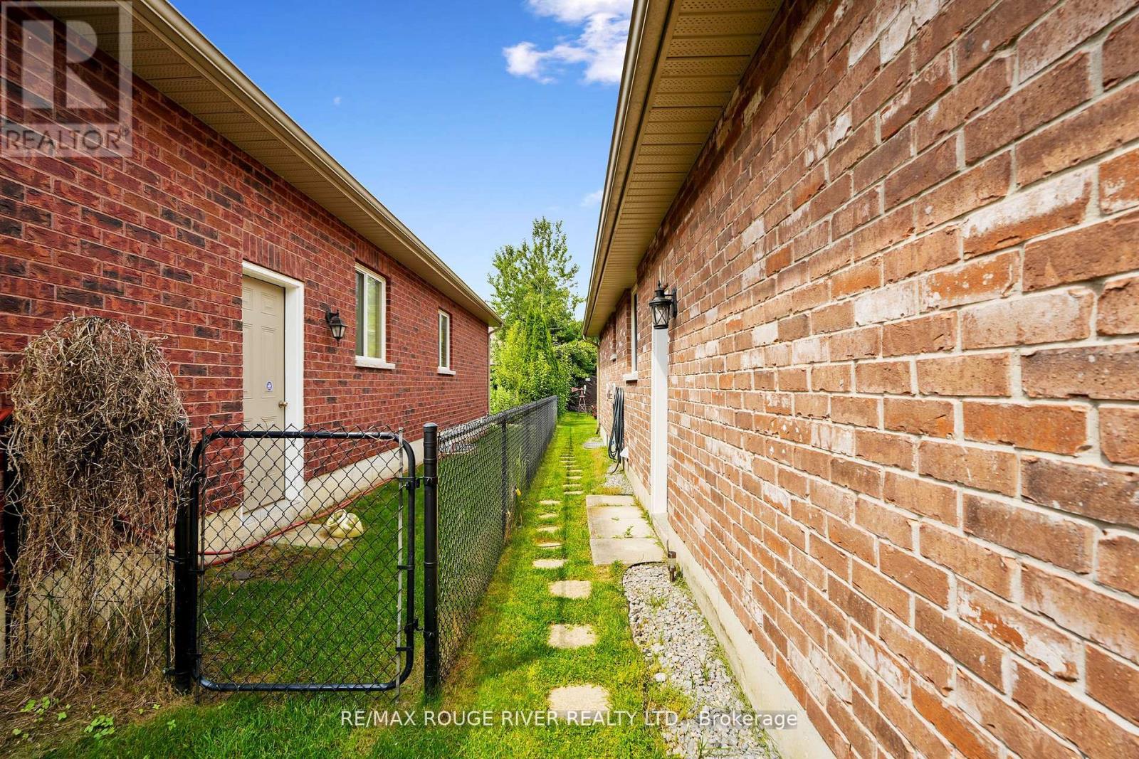 14 ALGONQUIN AVENUE - 39