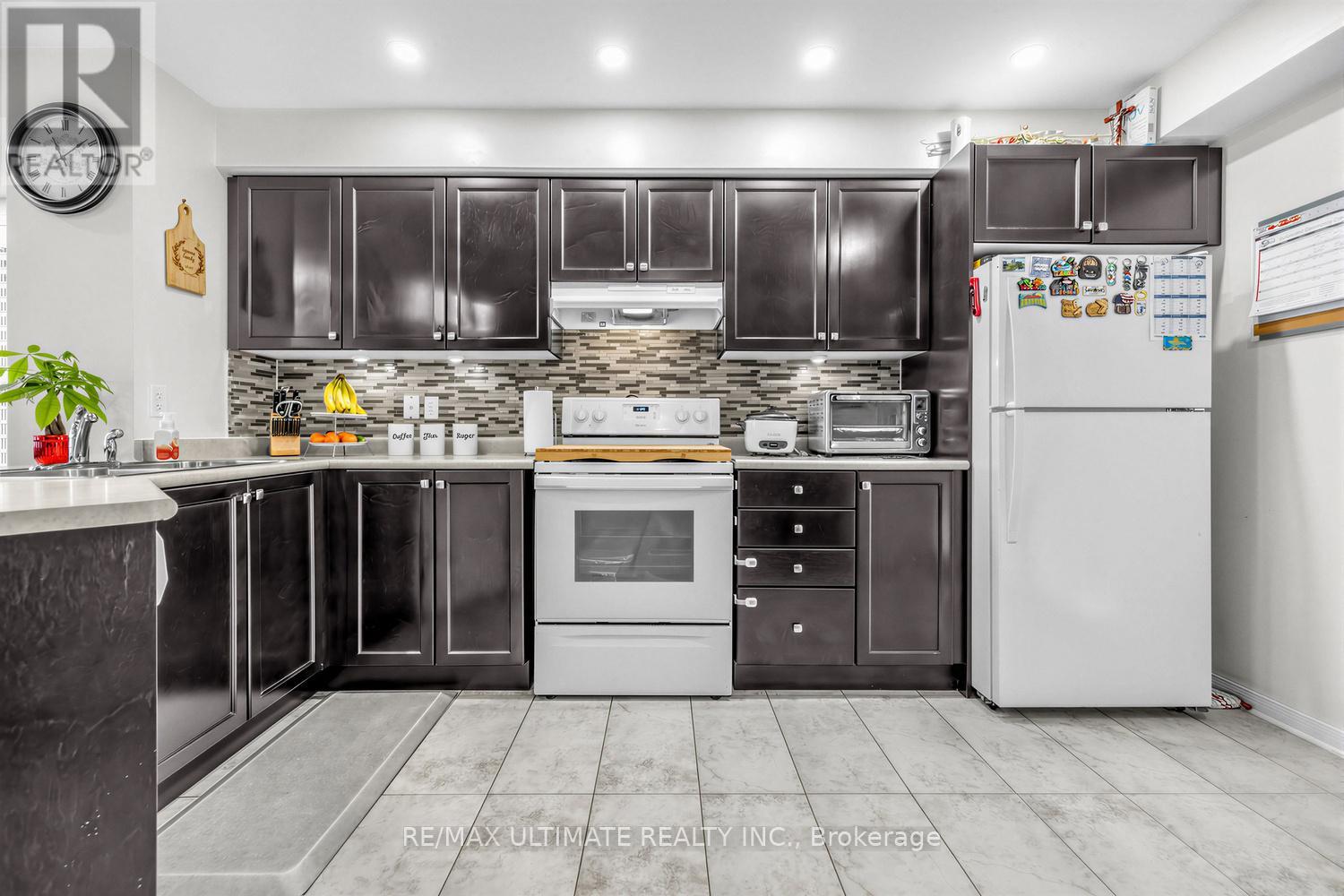255 TORBARRIE ROAD E - 26