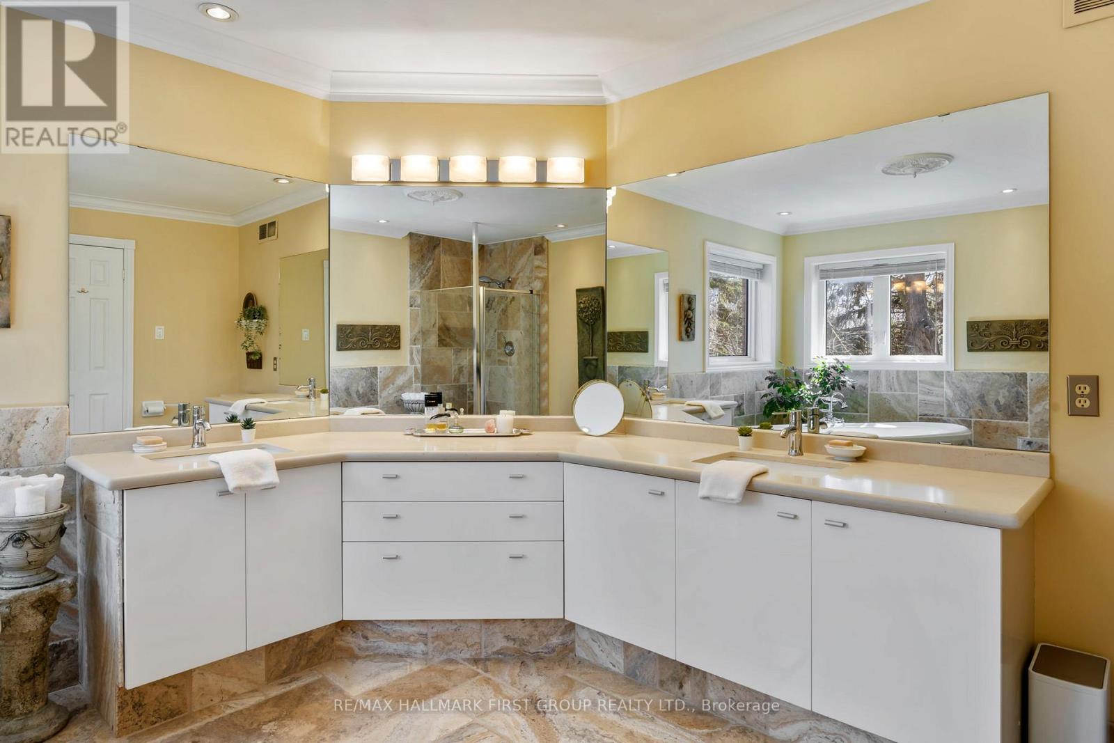 39 KENNETT DRIVE - 37