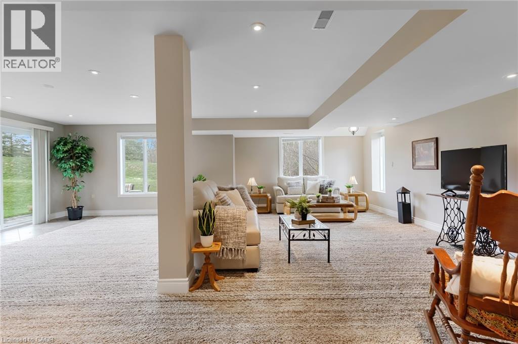 228 GLENARIFF DRIVE - 32