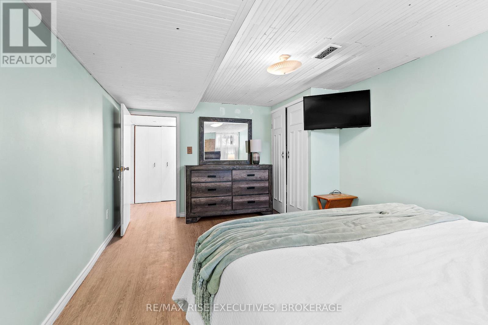 470 DUNDAS STREET W - 24