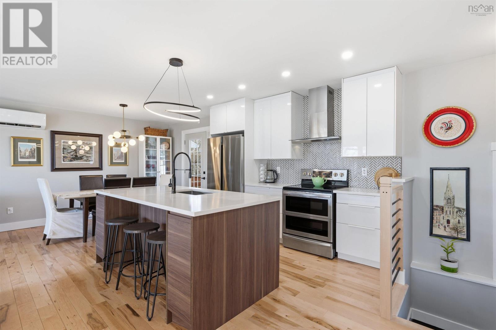 Property 27 of 35 of 3405 Claremont Street