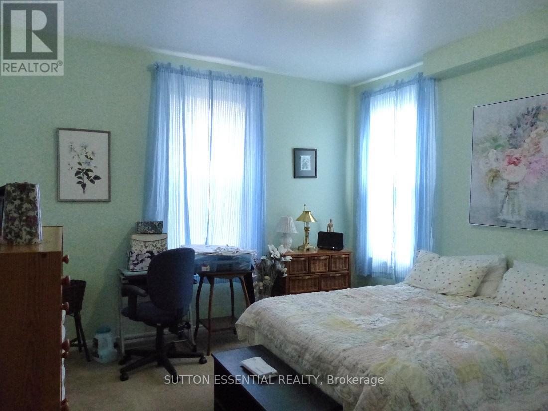71 RUSSELL STREET E - 24