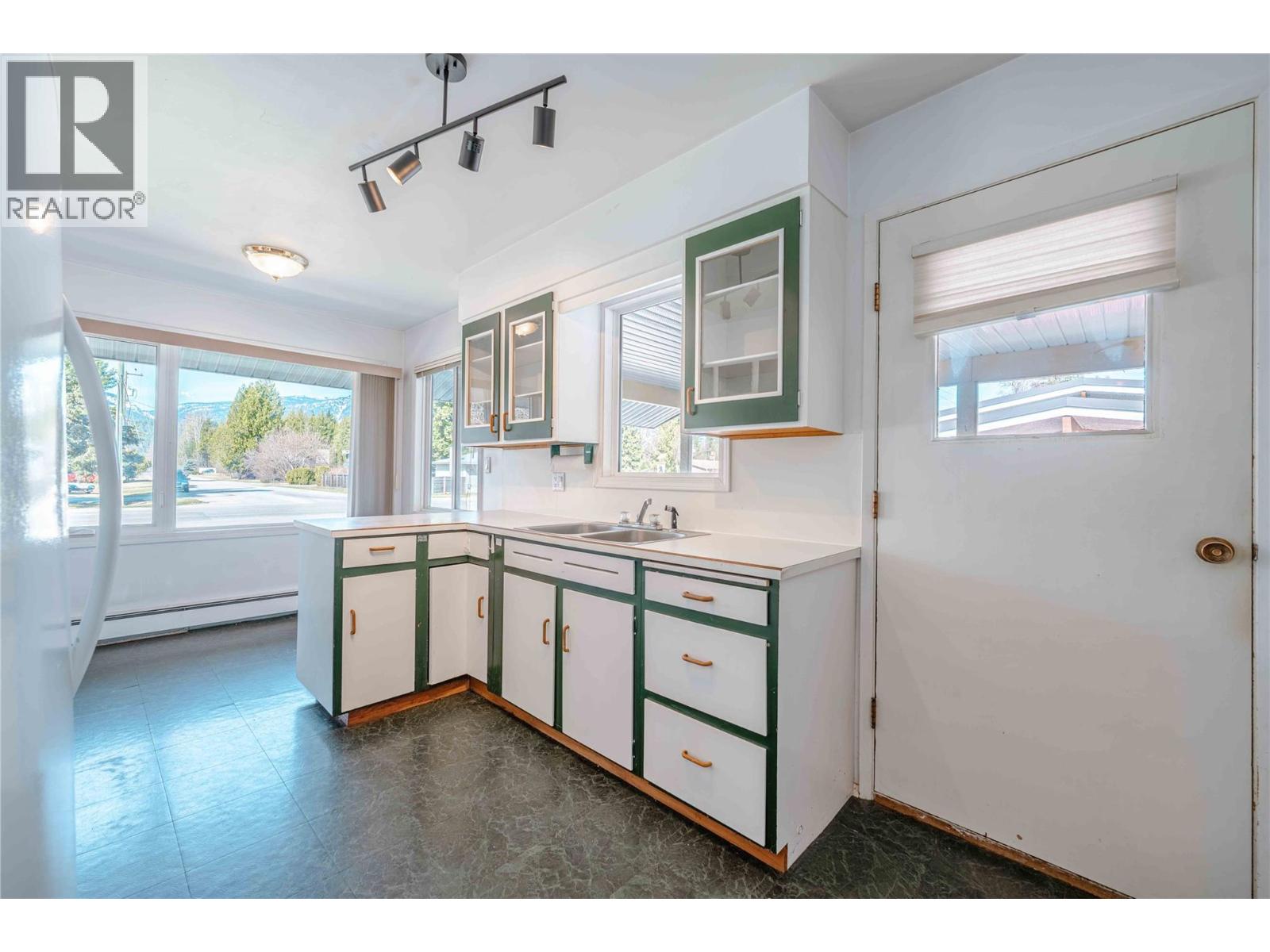 1956 AIRPORT WAY - 39