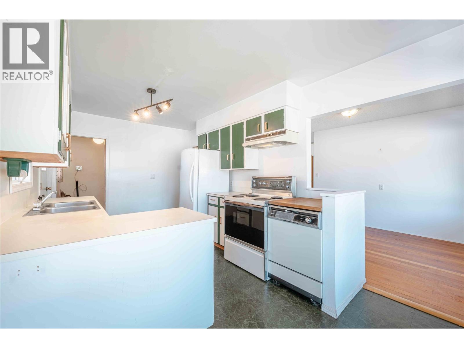 1956 AIRPORT WAY - 40