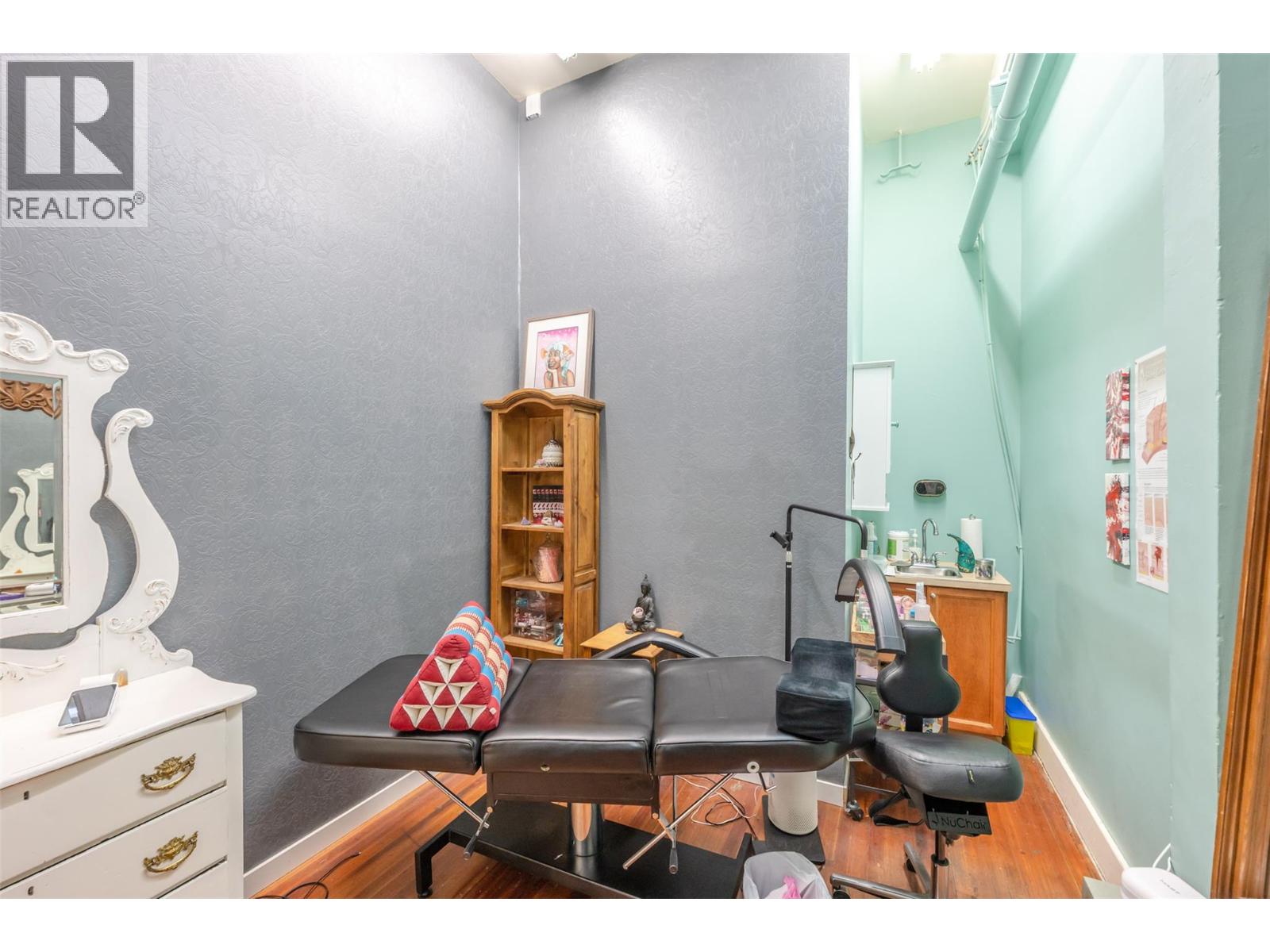 6222 Main Street, Oliver