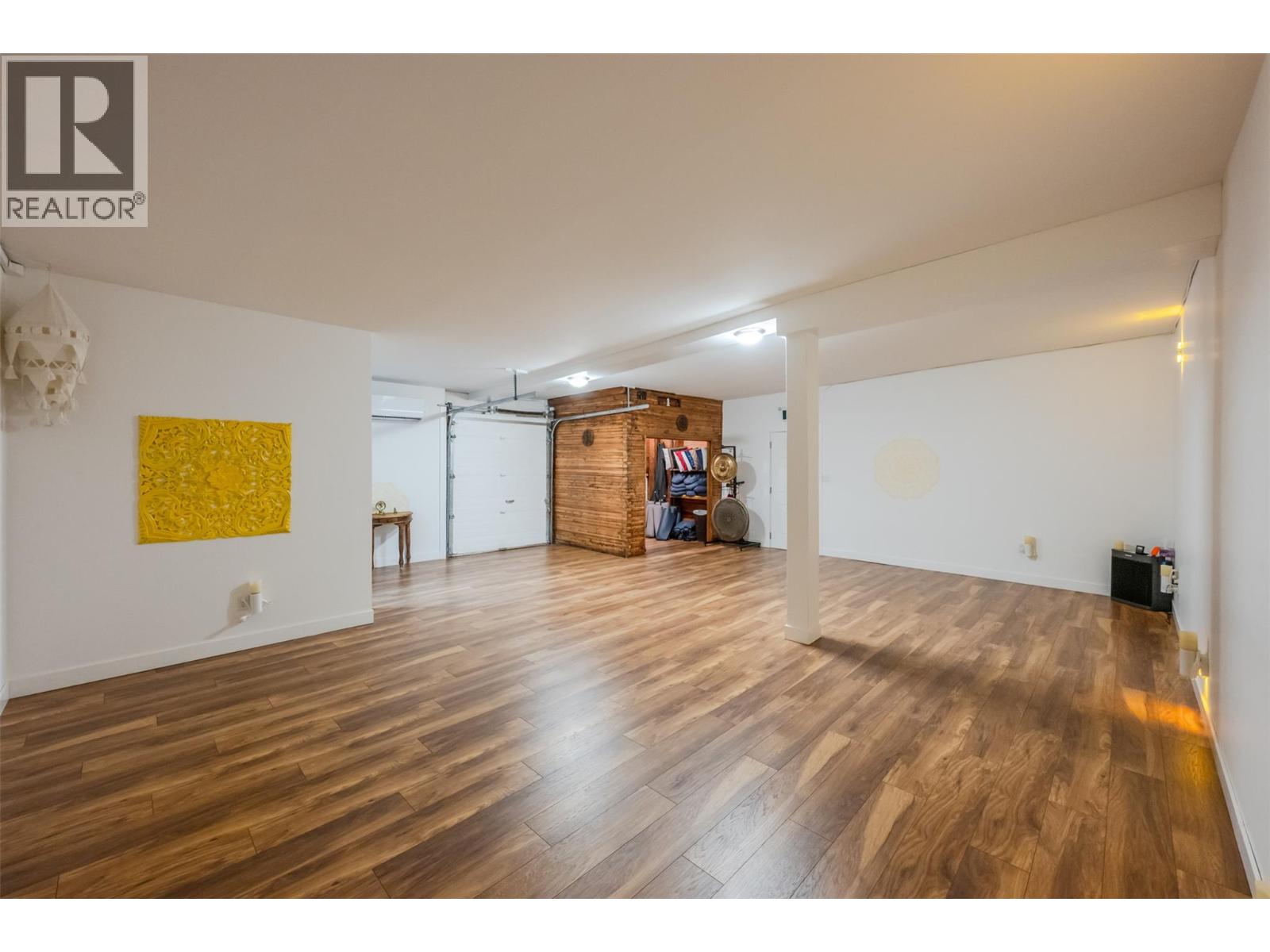 6222 Main Street, Oliver