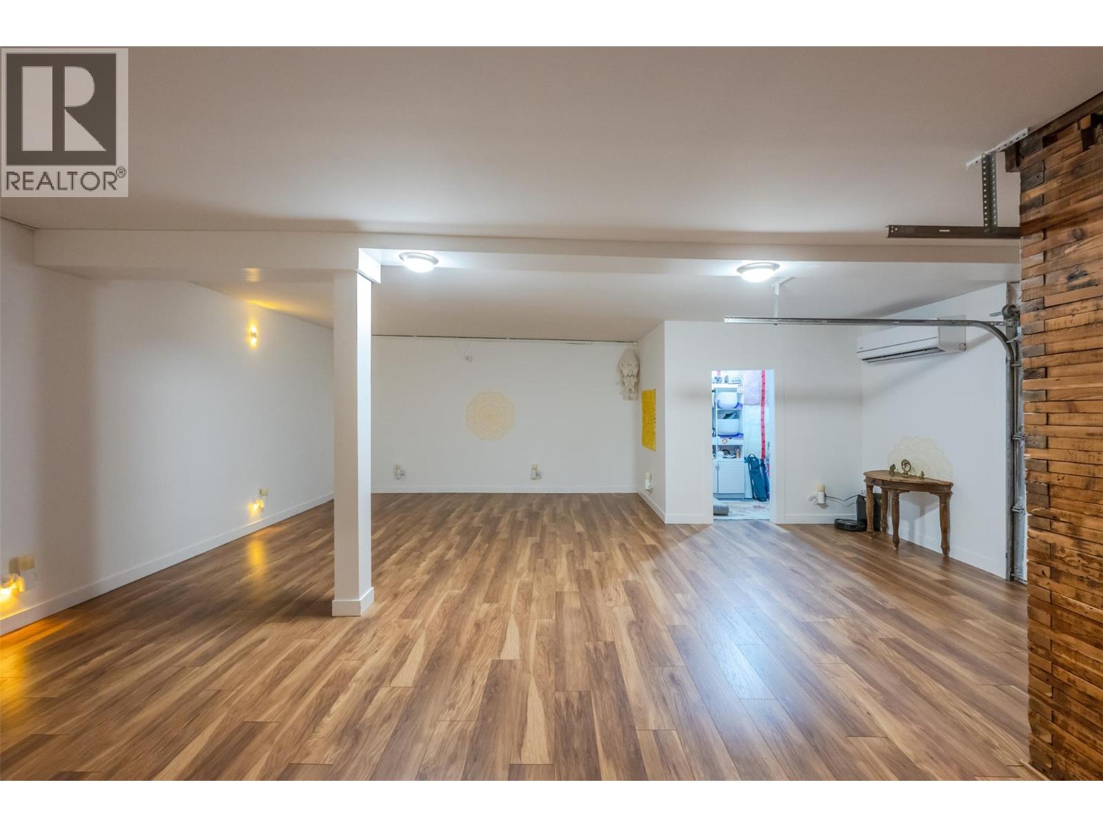 6222 Main Street, Oliver