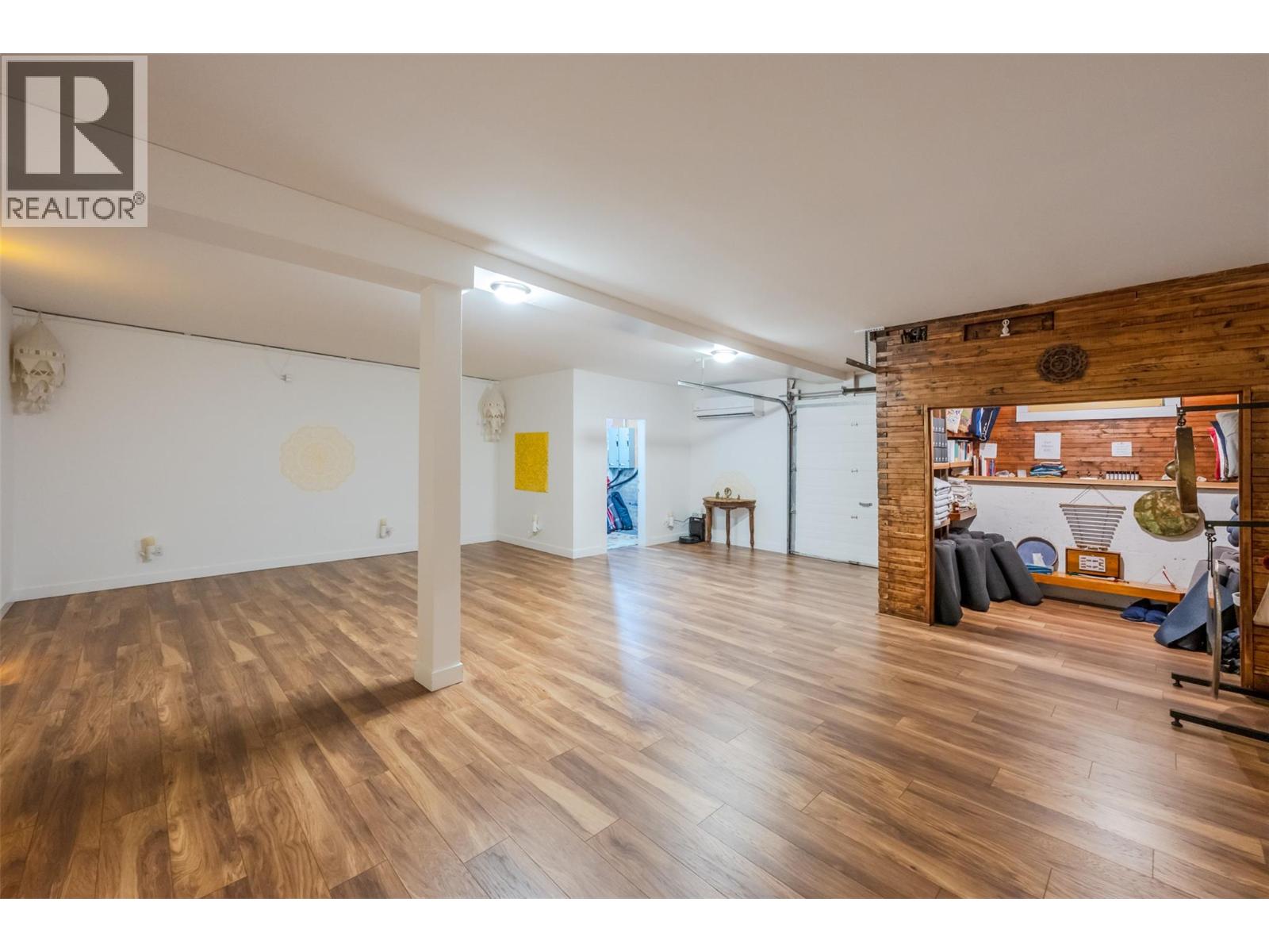 6222 Main Street, Oliver