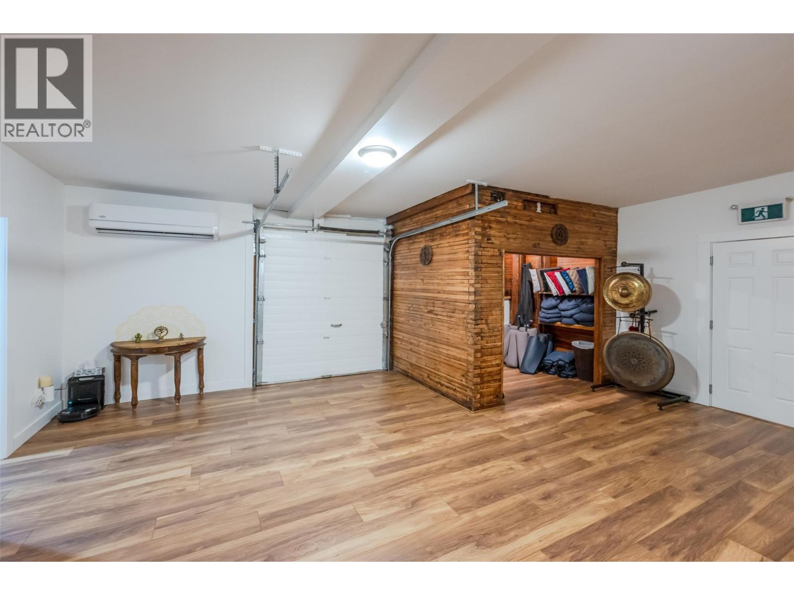 6222 Main Street, Oliver