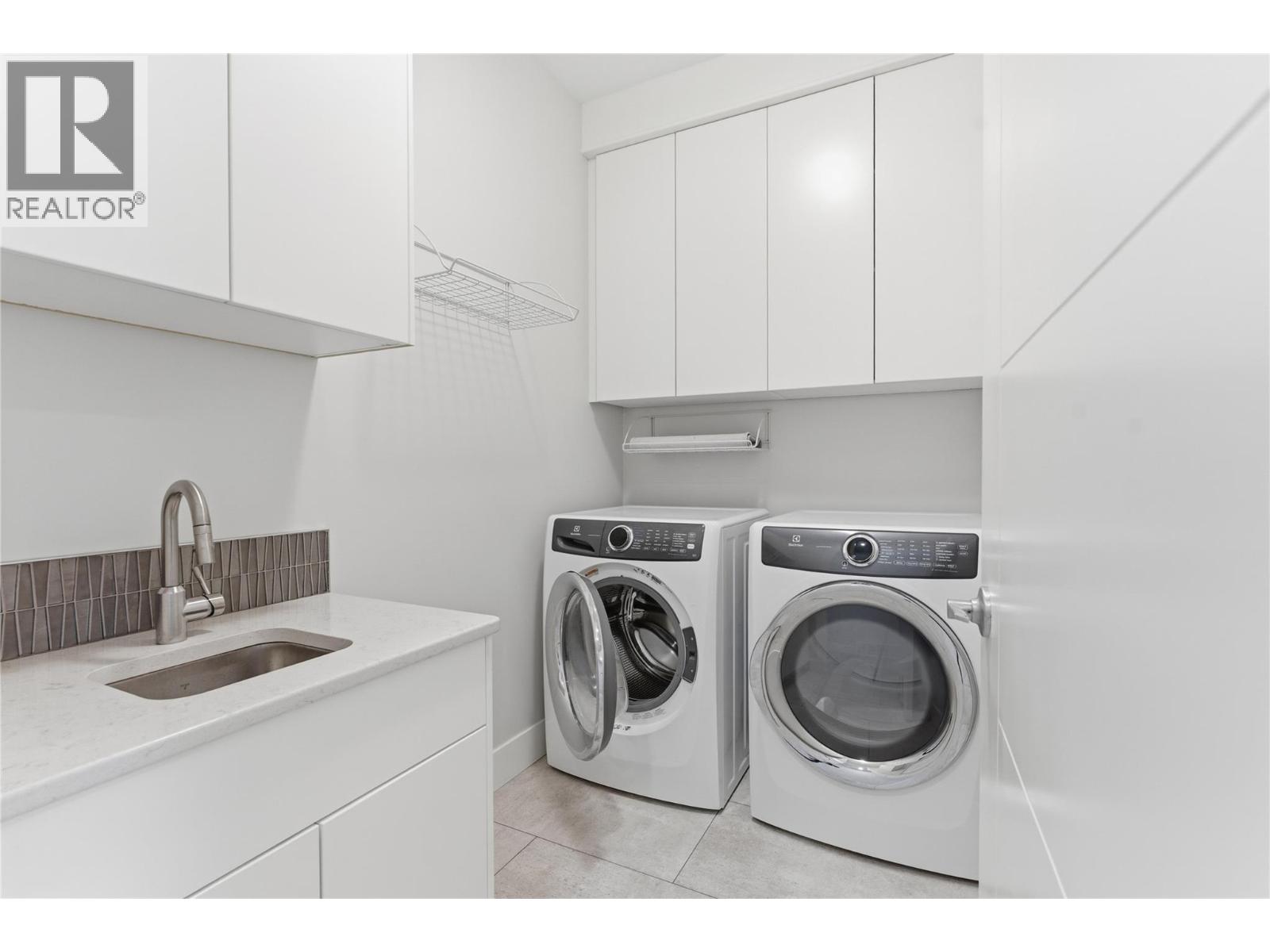 #8 7373 BROOKS LANE - 32