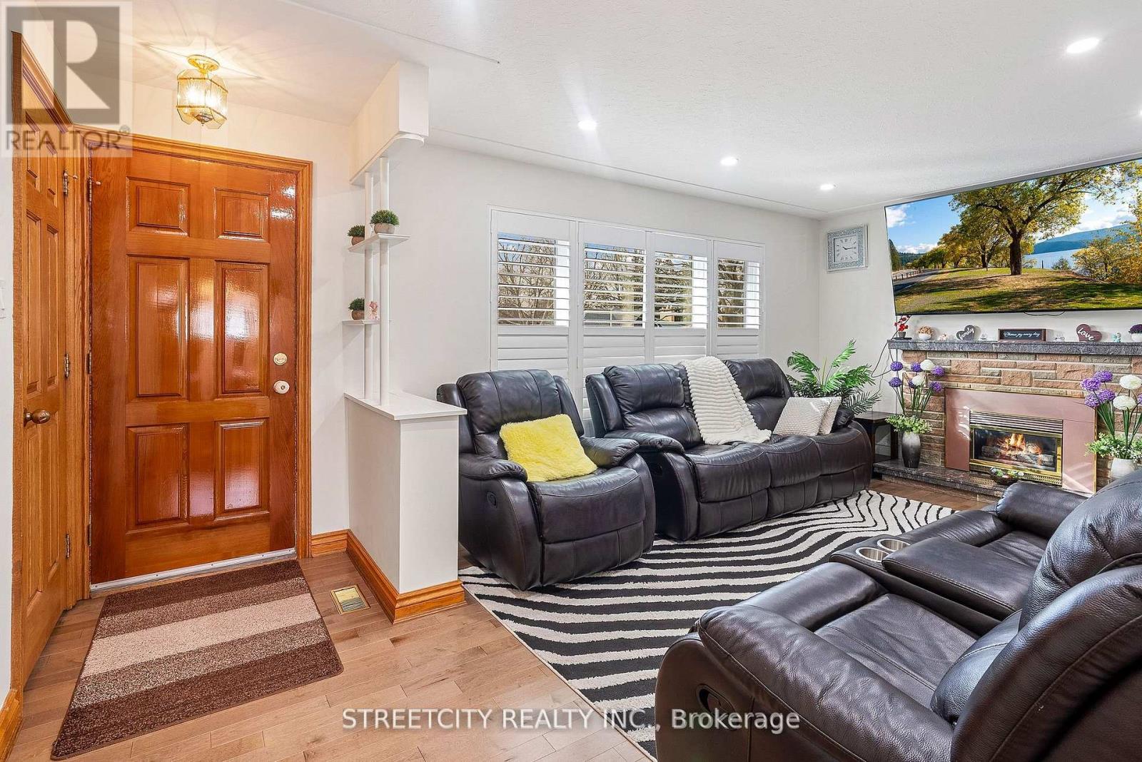 306 BURLINGTON CRESCENT — photo 4
