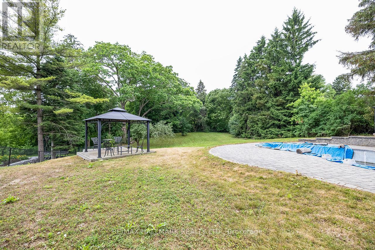1382 ROUGEMOUNT DRIVE - 15
