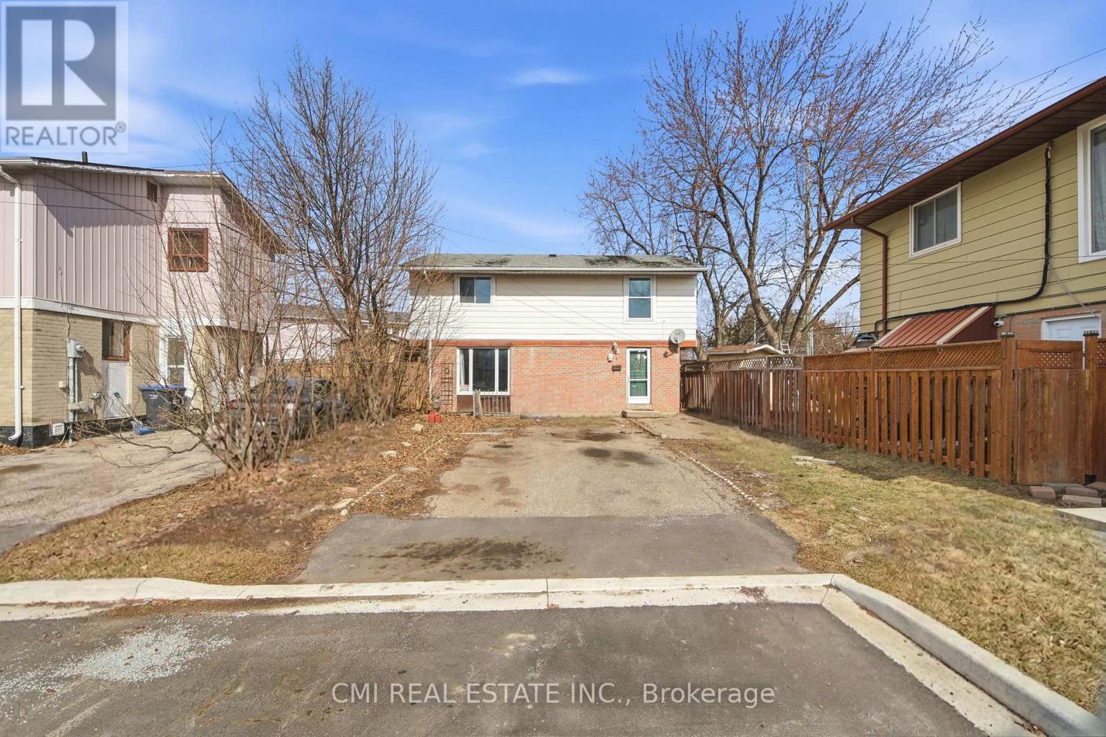 8 HURONIA COURT - 2