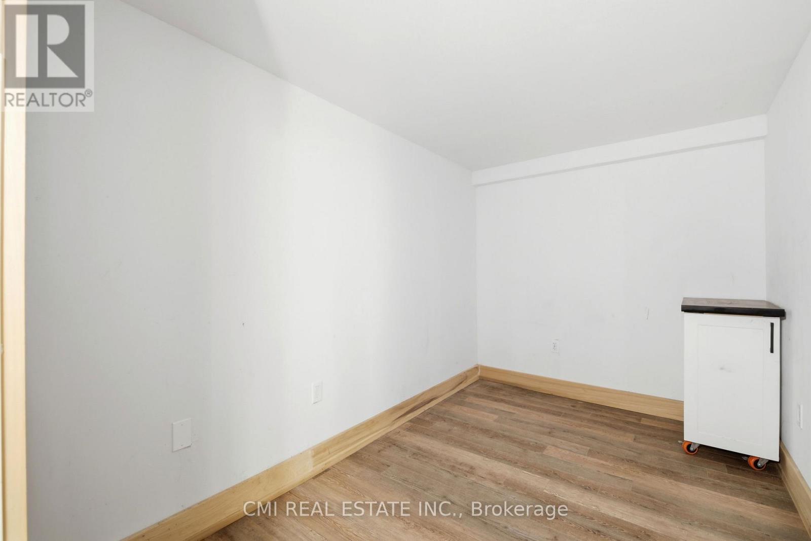 8 HURONIA COURT - 32