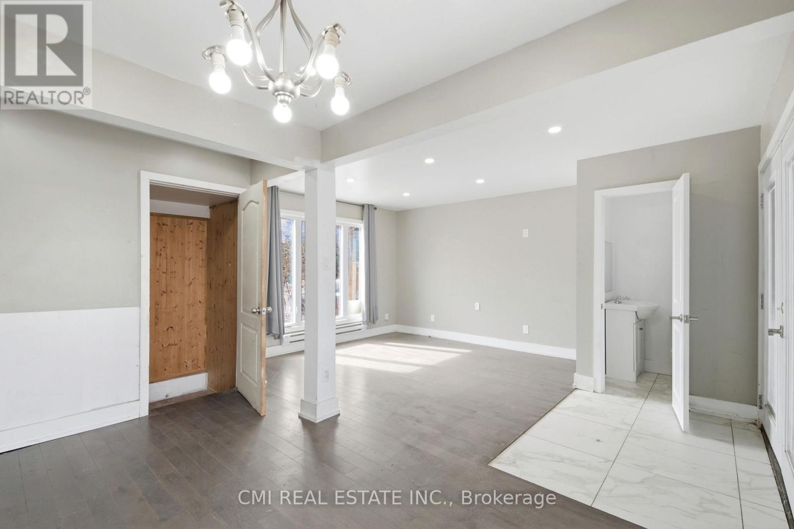 8 HURONIA COURT - 5