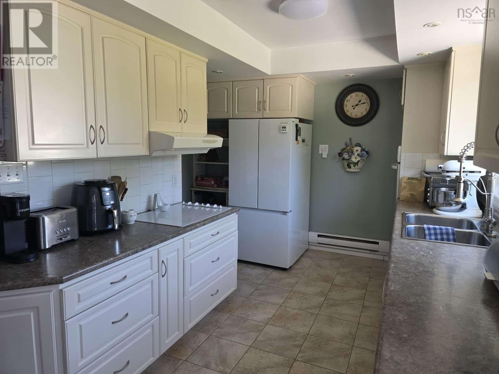 Property 7 of 30 of 212 Patterson Street