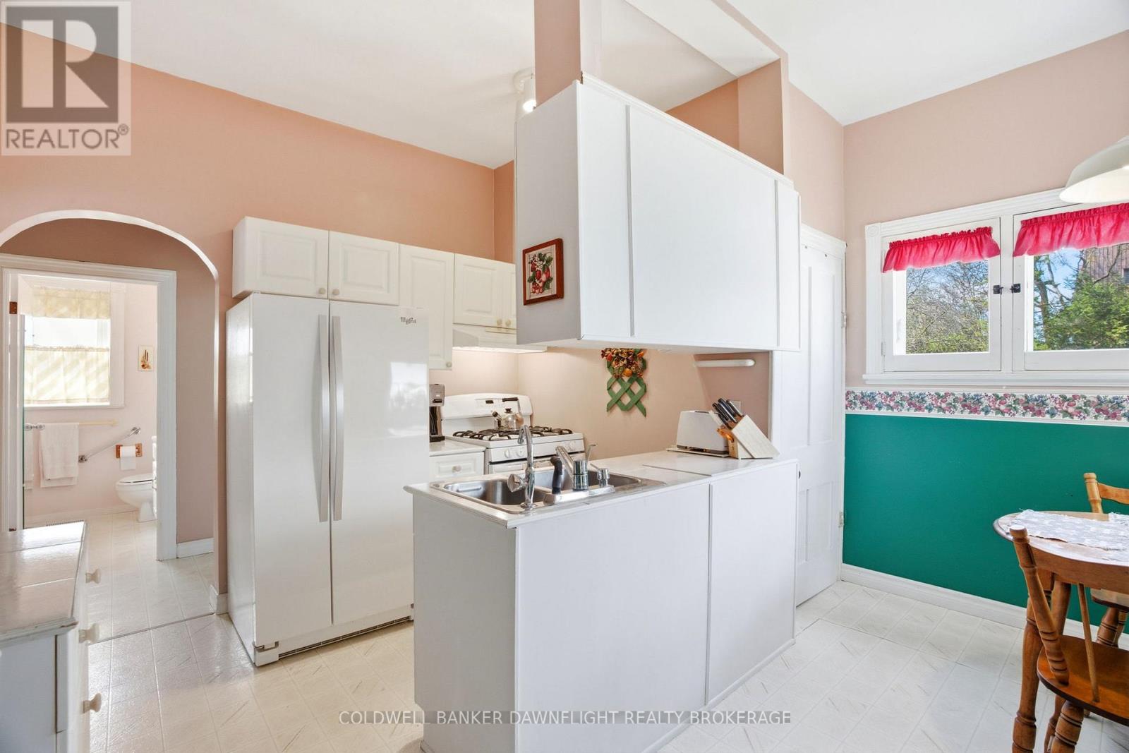 80 SANDERS STREET W Property Photo