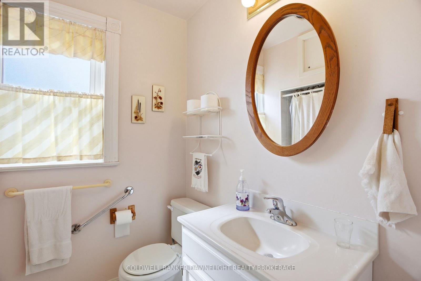 80 SANDERS STREET W Property Photo