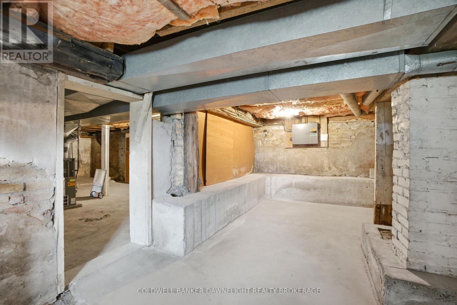 80 SANDERS STREET W Property Photo