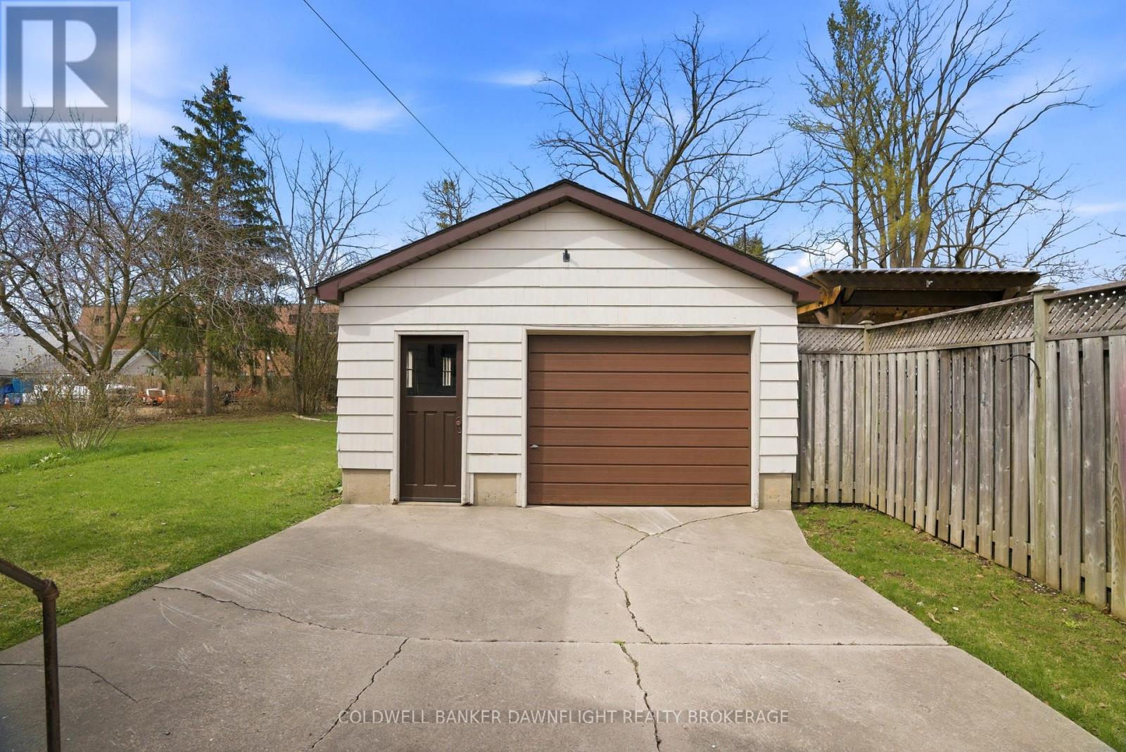 80 SANDERS STREET W Property Photo