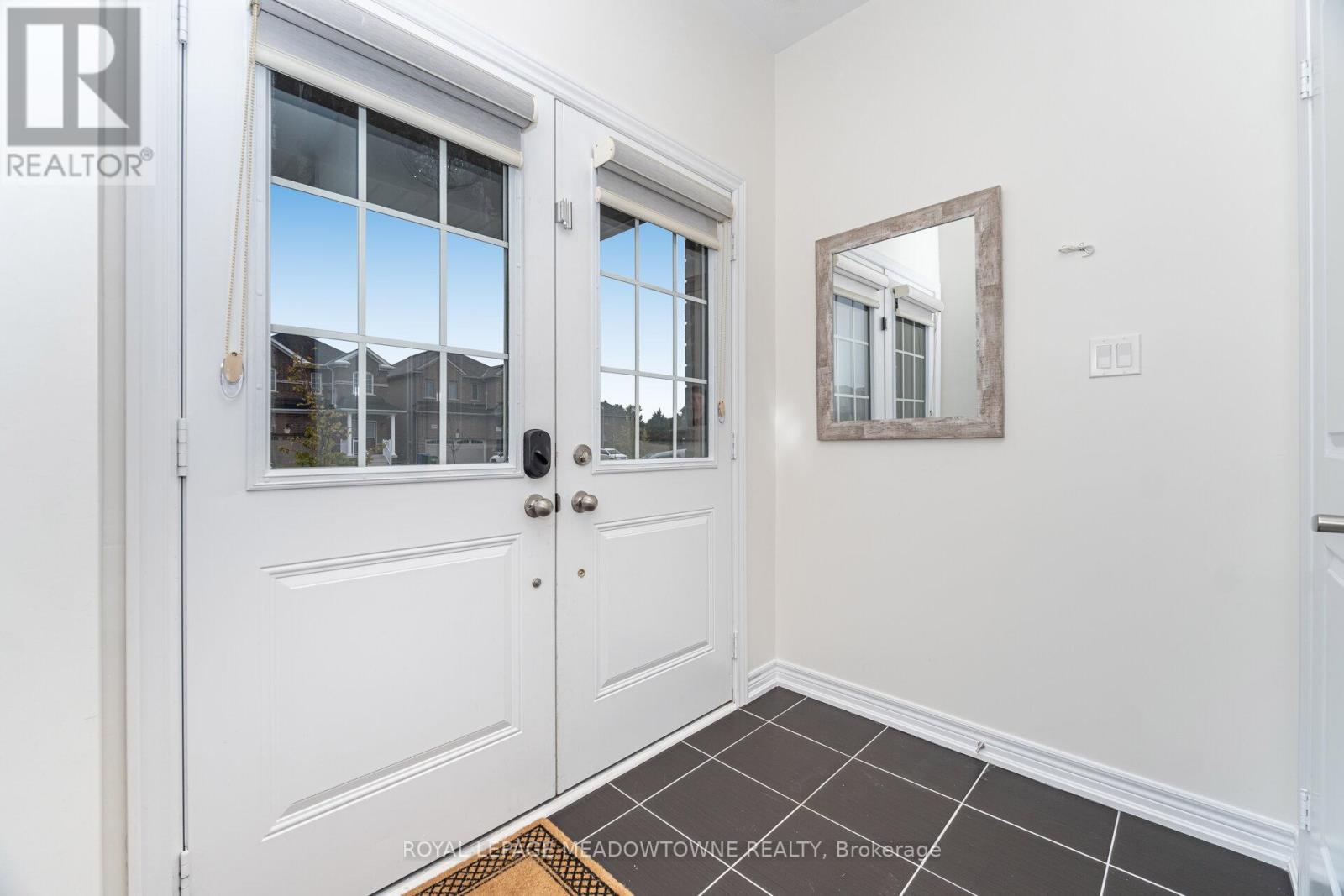301 RIDLEY CRESCENT - 4