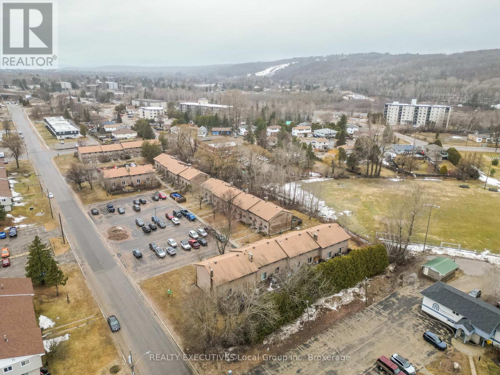 #36 398 WICKSTEAD AVENUE - 4