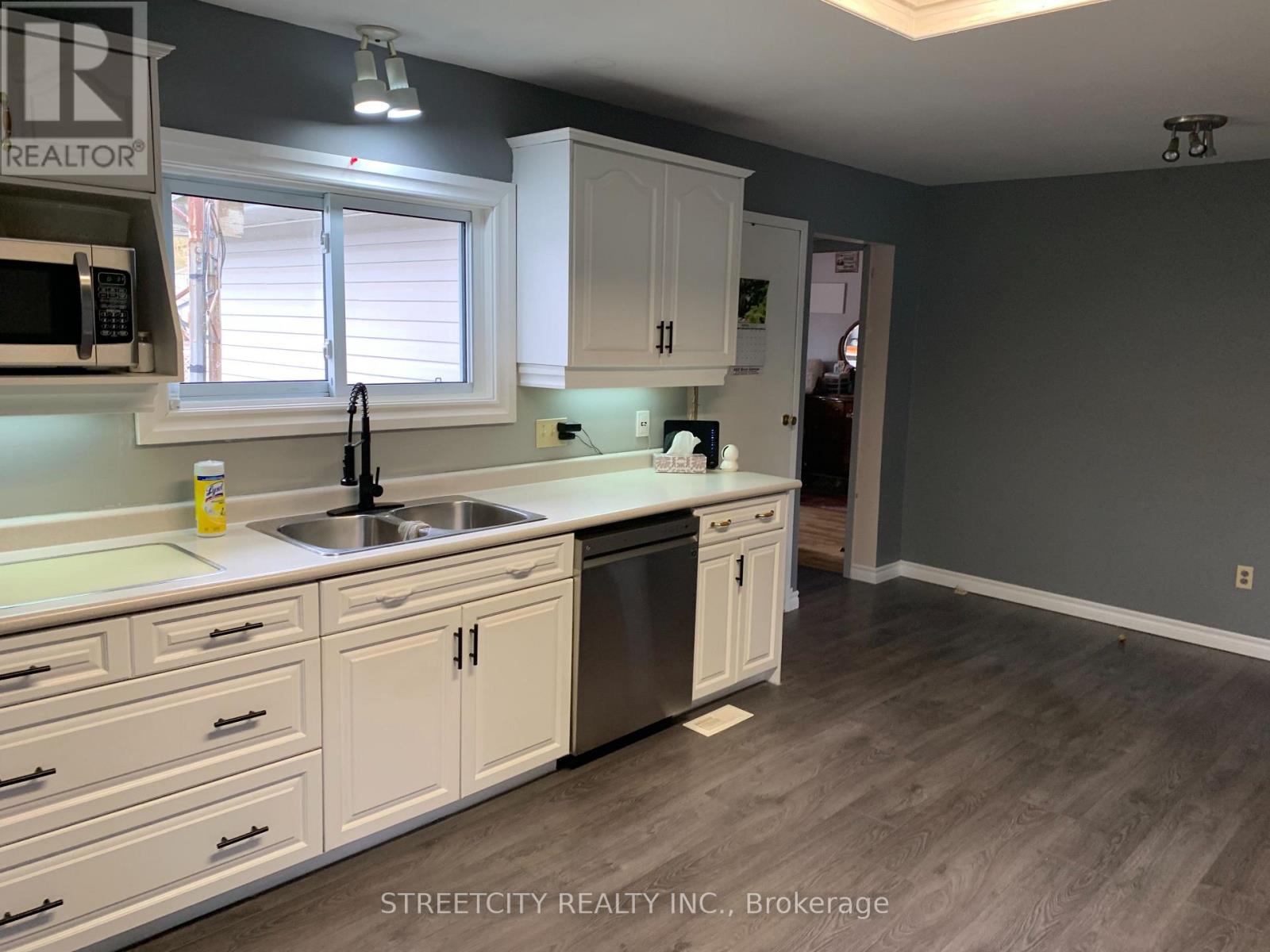 176 KING STREET — photo 13